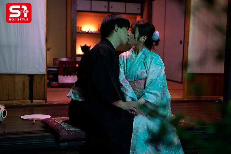 河北彩伽が浴衣姿で健一と並んで花火を見るシーン