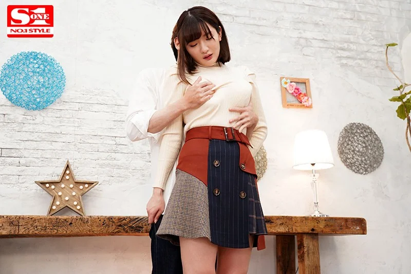 筧ジュンがスタジオで自己紹介をするシーン